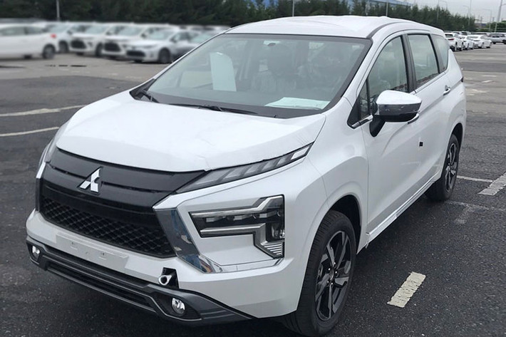 Mitsubishi Xpander 2022 mới là cái tên rất đáng được chờ đợi nhất trong loạt xe ôtô mới về Việt Nam và sẽ được ra mắt vào ngày 11/6 tới đây. Tuy không thay đổi về thiết kế nhưng Xpander 2022 vẫn tạo điểm nhấn bằng loạt trang bị đáng giá như màn hình 9 inch, phanh đỗ điện tử và tùy chọn hộp số. Nội thất của xe được trau chuốt hơn nhưng trang bị an toàn vẫn giữ nguyên như trước.