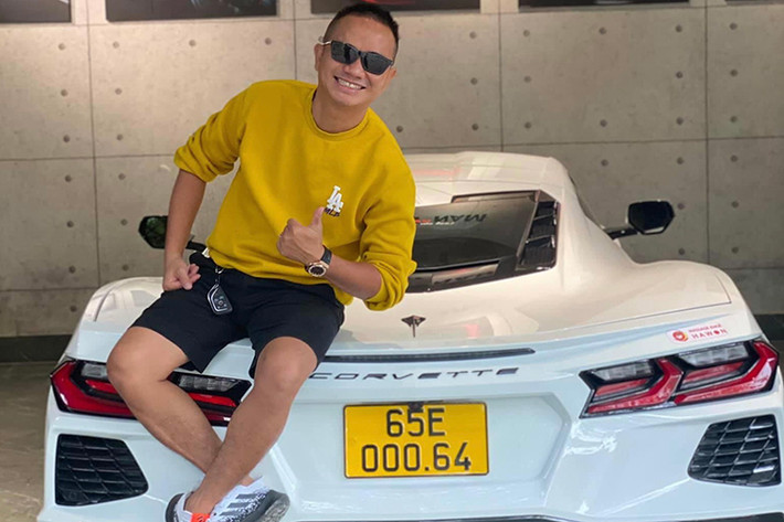 Được biết, chủ nhân chiếc Chevrolet Corvette C8 2020 mới đầu tiên tại Việt Nam có kinh doanh trong lĩnh vực vận tải vì vậy người này đã quyết định lắp biển dịch vụ cho chiếc xe thể thao mui trần đắt đỏ của mình.