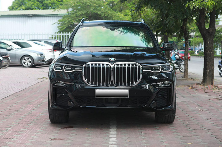 Cản trước của xe mạnh mẽ với lưới tản nhiệt to lớn hơn thế hệ cũ, chi tiết được miêu tả như “quả thận kép” này được các kĩ sư thiết kế của BMW mở rộng ra nhằm chiều lòng khách hàng đến từ Trung Quốc, ngoài ra X7 thế hệ mới cũng chính là mẫu xe tiên phong của BMW áp dụng lưới tản nhiệt dạng “khủng” này. Xe được trang bị đèn pha Laser với khả năng thích ứng thông minh.