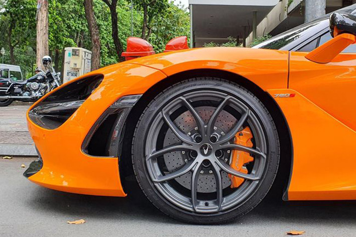 Chiếc siêu xe McLaren 720S mới về đội xe của tay chơi Huấn "hoa hồng" vào đầu năm nay có ngoại thất được sơn màu cam mang mã McLaren Orange, chưa hết, siêu xe này còn mang gói độ hơn 2 tỷ đồng, đến từ nhà độ của Nga là TopCar Designs.