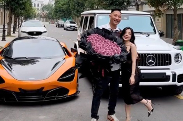 Vào tháng 1 đầu năm nay, Bùi Xuân Huấn, hay còn được cư dân mạng biết đến với biệt danh Huấn "hoa hồng", đã gây bất ngờ khi tậu chiếc siêu xe McLaren 720S độ hơn 2 tỷ đồng. Thú vị ở chỗ, chỉ vài tháng trước, tay giang hồ mạng này đã mua 1 chiếc xe SUV hạng sang Mercedes-AMG G63 trị giá hơn 8 tỷ đồng để tặng cho vợ.
