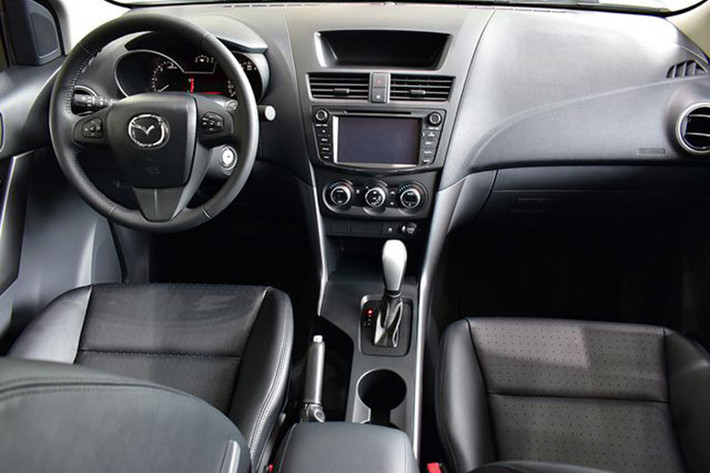 Còn theo xác nhận từ đại diện Thaco - đơn vị phân phối thương hiệu ôtô Mazda chính hãng tại Việt Nam, nguồn cung BT-50 hiện đang tạm ngưng và chưa xác định thời điểm "tái xuất". Trên thực tế, nguồn cung Mazda BT-50 cũng từng bị gián đoạn vào năm 2018 do trở ngại từ những quy định mới. Mô hình mới nhất của Mazda BT-50 được cập nhật vào năm 2021 với phong cách "bán tải đi phố", xu hướng phổ biến hiện nay.