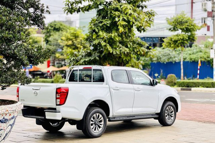 Dù nhận nhiều nâng cấp lớn cả về thiết kế lẫn trang bị và khả năng vận hành cùng lợi thế cạnh tranh về giá niêm yết (khởi điểm chỉ từ 554 triệu đồng, thấp nhất phân khúc) nhưng doanh số bán xe Mazda BT-50 liên tục không đạt như kỳ vọng. Đơn cử như trong năm 2023, chỉ có 812 chiếc BT-50 rời đại lý, chiếm 4% thị phần nhóm, trong khi đối thủ Mỹ Ford Ranger đạt doanh số tới 16.085 chiếc.