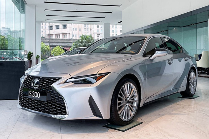 Lexus IS Ngay từ trung tuần tháng 6/2024, một số tư vấn viên tại đại lý đã thông tin về việc Lexus IS không còn bán tại Việt Nam. Song, nguồn tin này chỉ trở nên đáng tin cậy khi IS âm thầm biến mất khỏi danh mục sản phẩm trên website chính hãng.