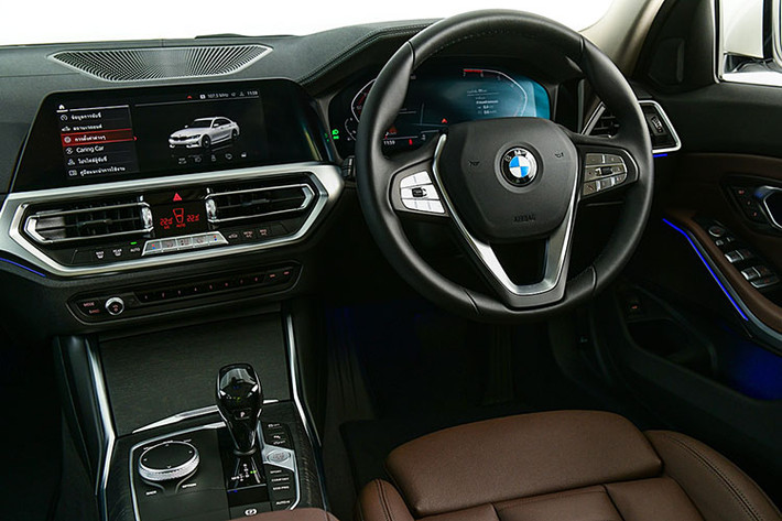 Bên trong, BMW 320Li Luxury ít trang bị hơn so với phiên bản BMW 330Li ra mắt trước đó. Cụ thể, 320Li thiếu hiển thị HUD, gói hỗ trợ lái xe và hệ thống âm thanh vòm Harman Kardon.