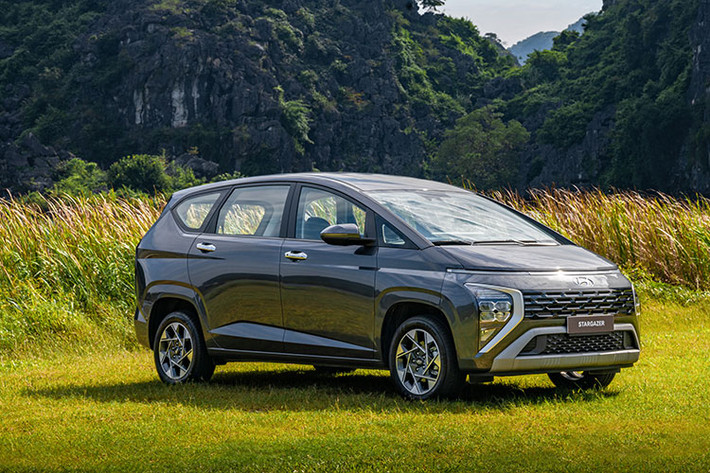 Hyundai Stargazer 2023 mới là mẫu xe đa dụng MPV cỡ nhỏ, 7 chỗ đầu tiên của Hyundai Motor. Stargazer là kết quả của quá trình nghiên cứu kỹ lưỡng, từ thiết kế, trang bị kĩ thuật, tiện nghi tối ưu phù hợp với thị trường Việt Nam và Đông Nam Á. Hiện tại Hyundai Stargazer được nhập khẩu nguyên chiếc từ nhà máy Hyundai Indonesia và cũng sẽ sớm được sản xuất tại Việt Nam trong năm 2023.