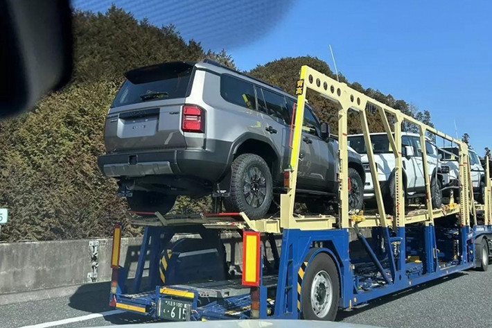 Toyota Land Cruiser Prado 2024 mới chính thức trình làng tháng 8/2023, nhanh chóng trở thành tâm điểm chú ý của khách hàng trên toàn cầu. So với mô hình cũ, Toyota Land Cruiser Prado thế hệ mới có sự lột xác về thiết kế, bổ sung nhiều trang bị tiện nghi.