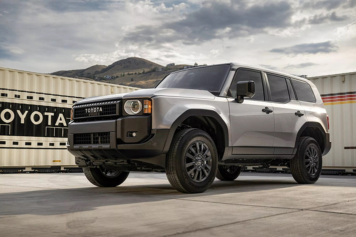 Hiện các đại lý ở Việt Nam cũng đã bắt đầu nhận cọc cho Toyota Land Cruiser Prado mới. Theo nguồn tin từ đại lý, xe dành cho thị trường Việt Nam sẽ có một số thay đổi về trang bị so với phiên bản cũ, trong đó đáng chú ý nhất là động cơ.