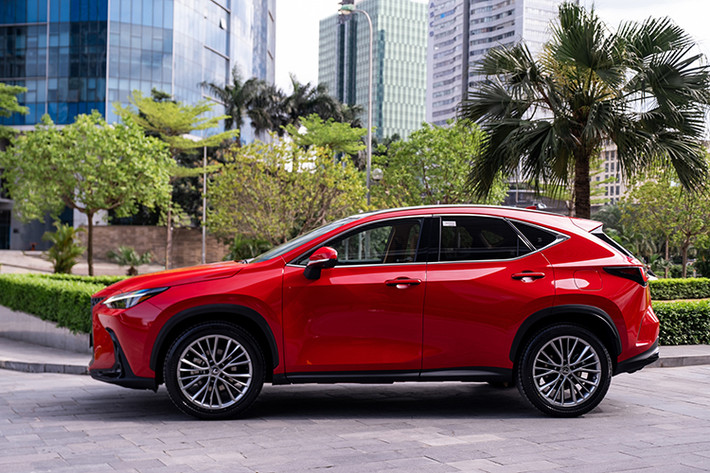 NX350 F SPORT sử dụng hệ dẫn động bốn bánh toàn thời gian (AWD), động cơ 2.4 lít tăng áp, 4 kì, 4 xi lanh thẳng hàng, hộp số tự động 8 cấp Direct-shift giúp xe vận hành mạnh mẽ nhưng vẫn tối ưu khả năng tiết kiệm nhiên liệu. Hệ thống giảm tiếng ồn chủ động (ANC) & Hệ thống tăng cường âm thanh động cơ (ESE) giúp giảm tiếng ồn của động cơ truyền vào cabin và tạo ra âm thanh động cơ mạnh mẽ và phấn khích.