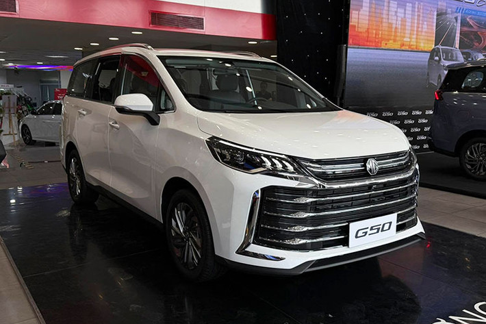 Về an toàn, xe được trang bị các tính năng cơ bản như chống bó cứng phanh ABS, cân bằng điện tử ESP, hỗ trợ phanh khẩn cấp EBA, phân phối lực phanh điện tử EBD, hỗ trợ khởi hành ngang dốc HAC, cảm biến lùi và camera lùi. Đáng chú ý, ngay cả phiên bản cao cấp nhất cũng chỉ có 4 túi khí, trong khi hai phiên bản còn lại chỉ có 2 túi khí.