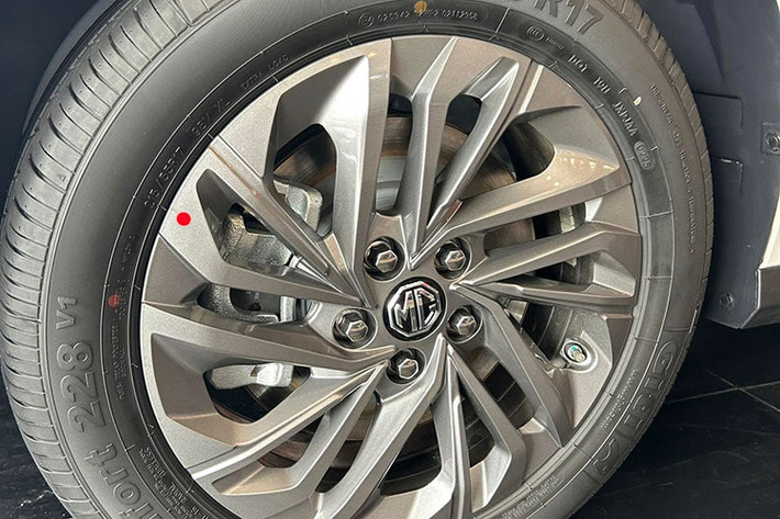 Tạo hình MG G50 của Trung Quốc thuần kiểu MPV truyền thống với những đường nét vuông vức, khối hộp bên ngoài, trừ phần đầu bo tròn phong cách trẻ trung. Giống đối thủ đồng hương GAC M6 Pro, cửa sau của MG G50 mở kiểu truyền thống thay vì dạng cửa lùa như Hyundai Custin.