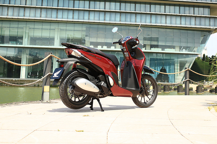 Giá xe Honda SH mode 2020 bán ra chính hãng tại Việt Nam lần lượt được đề xuất là 53.890.000 đồng, 57.890.000 đồng và 58.890.000 đồng - tương đương cho 3 phiên bản thời trang phanh CBS, thời trang phanh ABS.