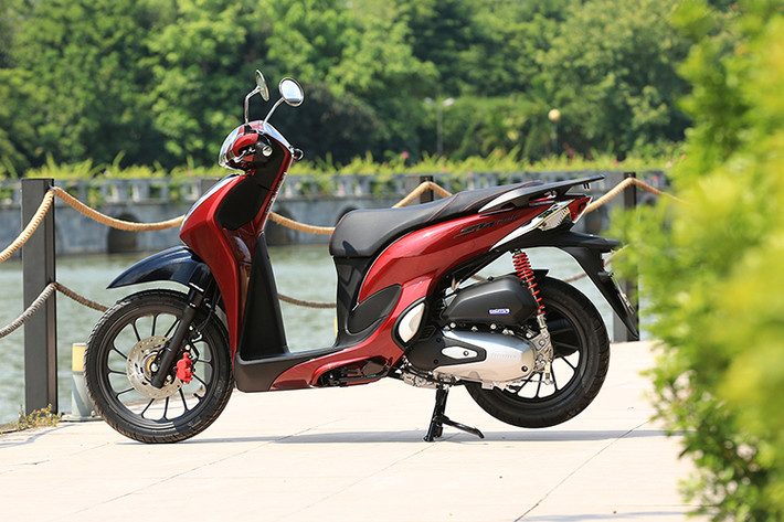 Sau 7 năm ra mắt, Honda Sh mode 2020 mới phiên bản nâng cấp với sự thay đổi hoàn toàn diện mạo và nâng cao khả năng vận hành chính thức được ra mắt, đáp ứng mạnh mẽ hơn nữa nhu cầu cũng như sự nhạy bén trong phong cách thời trang của khách hàng, mang đến cảm nhận trọn vẹn hơn về sự cao cấp và tinh tế trong từng chi tiết của mẫu xe.