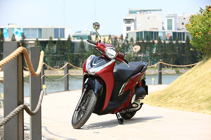 Dòng xe SH lần đầu tiên được giới thiệu tới khách hàng Việt Nam vào năm 2009 với mẫu xe SH 125cc mang hơi thở đậm chất châu Âu. Đến năm 2013, Honda Sh mode 125cc mới đã chính thức gia nhập vào dòng xe gia đình SH, củng cố vị trí hàng đầu của dòng xe này trong phân khúc xe ga cao cấp tại Việt Nam.