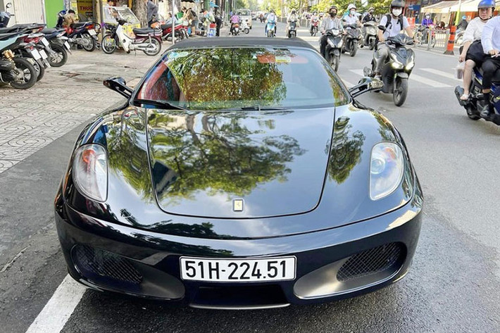 Mới đây, Chủ tịch Trung Nguyên - ông Đặng Lê Nguyên Vũ tiếp tục cầm lái một chiếc siêu xe để đi dạo phố Sài thành, lần này là mẫu xe Ferrari F430 Spider hàng hiếm nhưng không phải là chiếc mang biển số 51A mà là 51H, đã được doanh nhân này mua về garage cách đây 1 tháng.