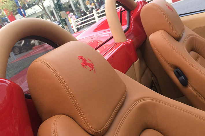 Bên trong nội thất, siêu xe Ferrari F430 Spider sở hữu khoang nội thất bọc da cao cấp cùng vô lăng lấy cảm hứng từ những mẫu xe đua F1, tích hợp nút bấm Start/Stop Engine và núm xoay điều chỉnh chế độ lái cho xe. Phía sau là hai lẫy chuyển số to bản, cụm đồng hồ analog hiển thị đầy đủ các thông tin vận hành...