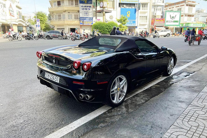 Việc mua lại chiếc siêu xe mui trần Ferrari F430 Spider biển số 51H-224.51 cũng cho thấy Chủ tịch Trung Nguyên đang cố gắng thu gom các xe Ferrari rao bán trên thị trường để làm bộ sưu tập xe "ngựa chồm" cho riêng mình. Ước tính số lượng xe Ferrari ông Vũ sở hữu gần 20 chiếc.