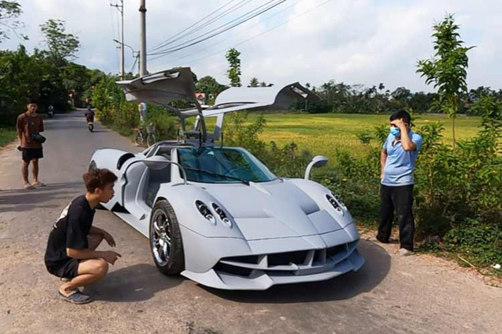 Pagani Huayra là một trong các mẫu hypercar có thiết kế ngoại thất và nội thất thuộc diện đẳng cấp và khó để sao chép, tuy nhiên qua clip nhóm mới đăng tải gần đây có thể thấy các bạn trẻ đã hoàn thiện chiếc xe rất sát với bản thật.