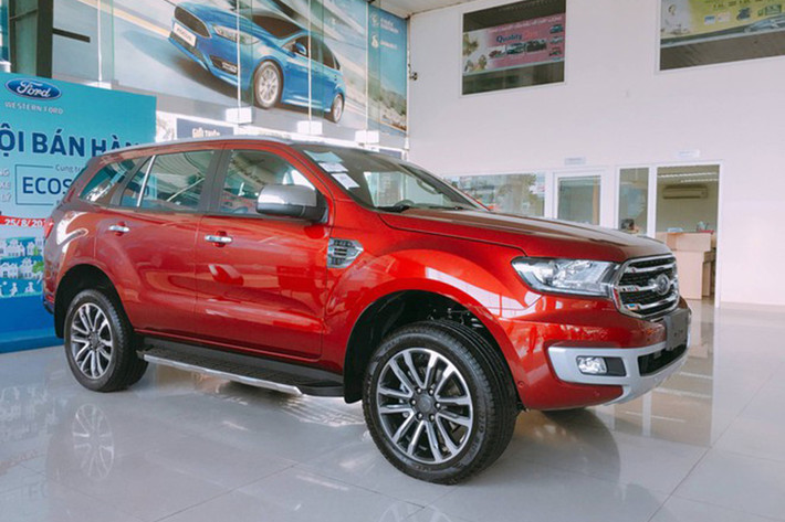 Ford Everest 2020 mới chính thức ra mắt thị trường Việt vào tháng 02/2020 với nhiều nâng cấp nội thất và bổ sung trang bị hiện đại. Mẫu xe này hiện đang sử dụng chung nền tảng khung gầm với "vua bán tải" Ford Ranger tại Việt Nam cùng 2 lựa chọn động cơ bao gồm 2.0L Turbo đơn và 2.0L Turbo kép, kết nối với hộp số tự động 10 cấp hoặc 6 cấp.