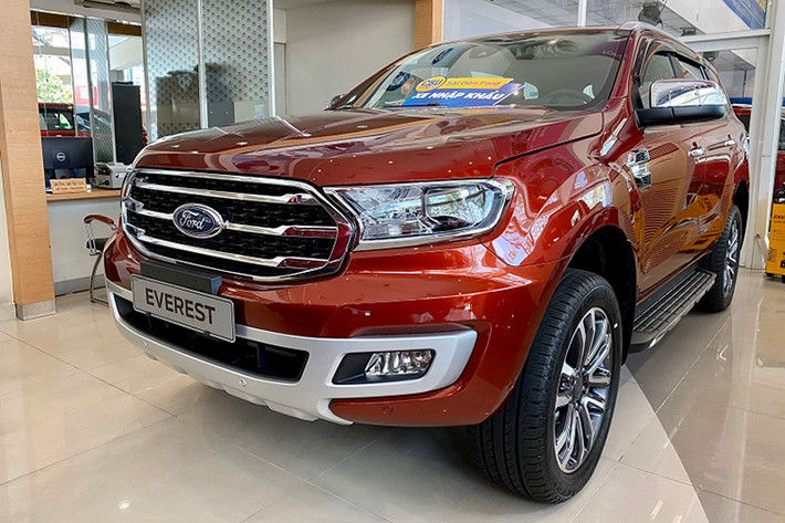 Các đối thủ cạnh tranh của Ford Everest trong phân khúc SUV 7 chỗ tại thị trường Việt bao gồm Toyota Fortuner, Mazda CX-8, Hyundai Santa Fe và Mitsubishi Pajero Sport. Tính từ đầu năm đến hết tháng 09/2020, tổng lượng xe Ford Everest tiêu thụ tại thị trường Việt đạt 3.532 xe, kém xa Toyota Fortuner với 5.158 xe và Hyundai Santa Fe với 7.030 xe.