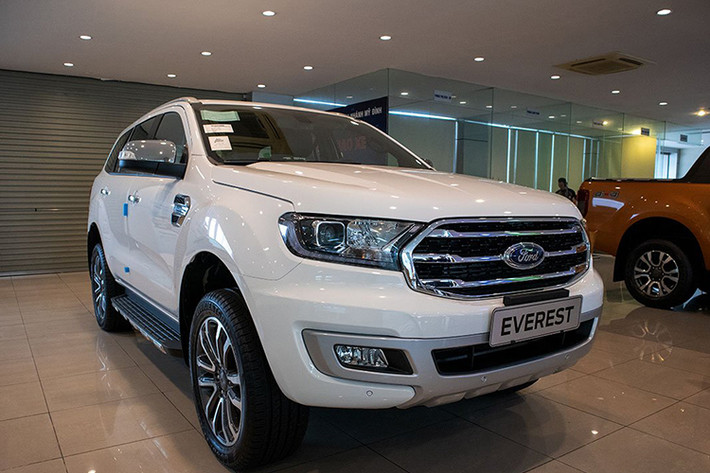 Khác với Hyundai Santa Fe hay Mazda CX-8, Ford Everest nhập khẩu nguyên chiếc từ Thái Lan nên không được áp dụng chính sách hỗ trợ 50% lệ phí trước bạ theo quy định mới của chính phủ. Trong nhiều tháng gần đây, các đại lý Ford liên tục chạy các ưu đãi lớn nhằm tạo lợi thế cạnh tranh riêng cho mẫu xe này, bao gồm cả ưu đãi về giá và phụ kiện đi kèm.