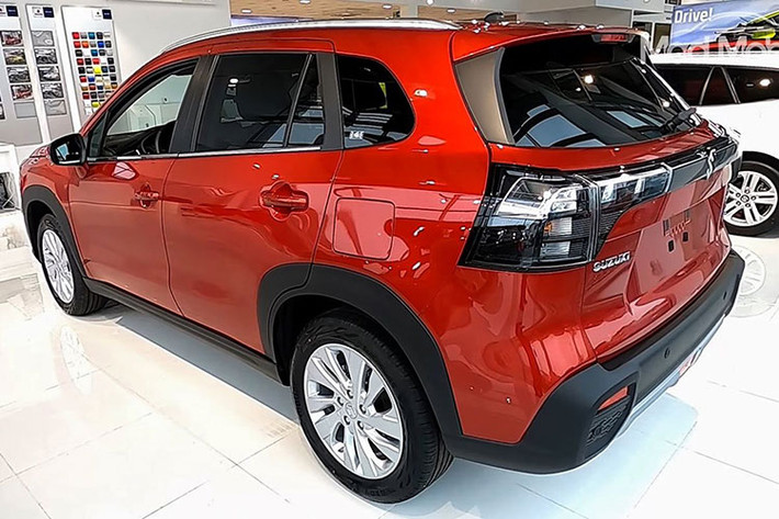 Theo đó, mẫu xe SUV Suzuki S-Cross 2022 mới này có chiều Dài x Rộng x Cao lần lượt là 4.300 x 1.785 x 1.585 (mm), chiều dài 2.600 mm. Kích thước này của S-Cross tương đương với các mẫu xe hạng B-SUV đang bán ở Việt Nam như Kia Seltos, Hyundai Kona và thiết kế khá giống Toyota Corolla Cross.
