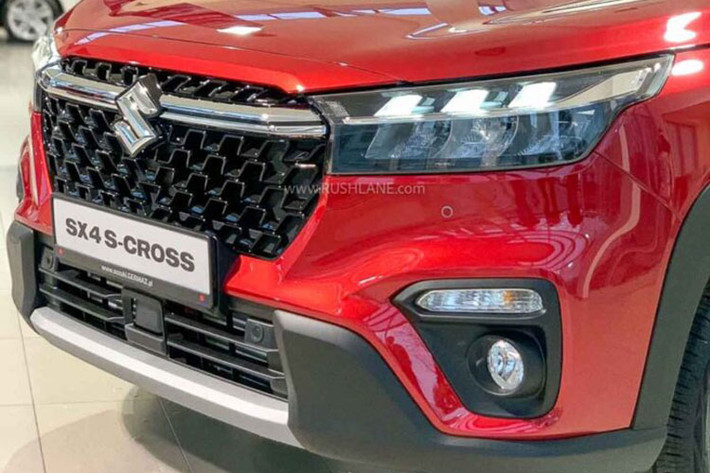 Ở thế hệ mới, Suzuki S-Cross 2022 sử dụng ngôn ngữ thiết kế mới với diện mạo phần đầu gợi nhớ đến "người anh em" XL7 đang bán ở Việt Nam. Trung tâm là lưới tản nhiệt dạng vân lưới sơn đen thể thao, thanh crom vắt ngang giống XL7 nối liền cụm đèn phía trước.