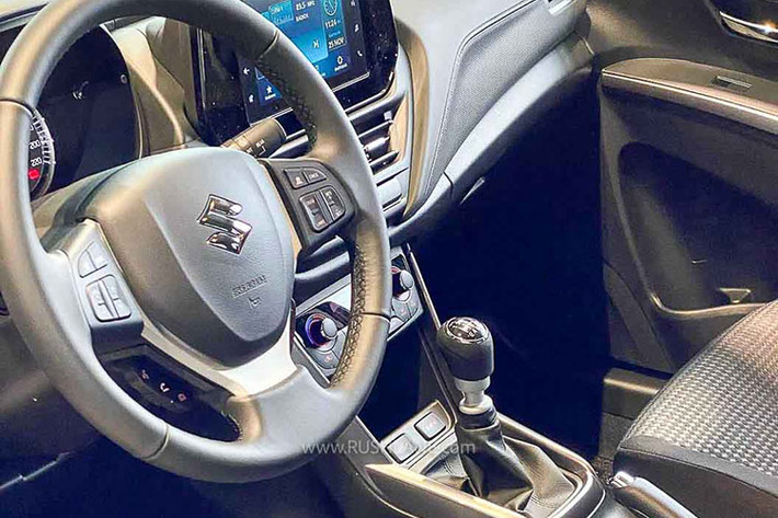 Vô-lăng của mẫu xe mới Suzuki S-Cross chưa thực sự hấp dẫn người dùng khi có thiết kế thiếu thời trang. Nếu xe được ứng dụng vô-lăng như XL7, có lẽ sẽ có có điểm tiếc nuối trên Suzuki S-Cross 2022.