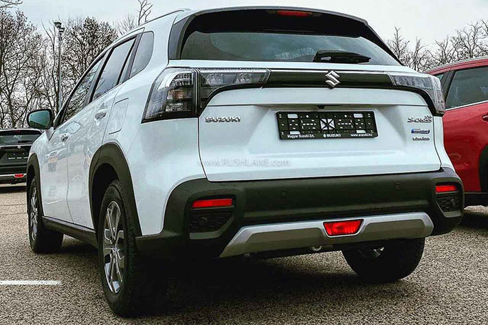 Suzuki S-Cross 2022 sử dụng động cơ xăng 4 xi-lanh, 1.4L tăng áp cho công suất 127 mã lực và 235 Nm mô-men xoắn cực đại. Động cơ trên còn được hỗ trợ bởi hệ thống mild-hybrid 48 V, kết nối với hộp số sàn 6 cấp hoặc hộp số tự động 6 cấp.