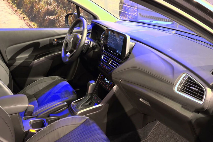 Suzuki S-Cross 2022 sở hữu khoang nội thất mới khá hiện đại và bắt mắt. Nổi bật ở đây phải kể đến hệ thống màn hình giải trí đặt nổi kích thước 7 inch xuất hiện ngay trên bản tiêu chuẩn với khả năng kết nối điện thoại qua Apple CarPlay/Android Auto. Ghế ngồi của Suzuki S-Cross 2022 tương đối rộng rãi, nhưng chỉ là chất liệu nỉ là điểm khá đáng tiếc.