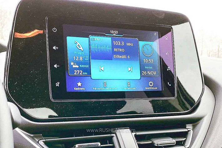 Ở phía sau vô lăng, Suzuki S-Cross 2022 dùng cụm đồng hồ Analog kết hợp màn hình LCD ở vị trí trung tâm để hiển thị thông số vận hành, ngay cả bản cao cấp cũng chưa có màn hình kỹ thuật số. Xe cũng sở hữu loạt công nghệ an toàn cao cấp như ga hành trình thích ứng, cảnh báo điểm mù, cảnh báo chệch làn đường, nhận diện biển báo giao thông...