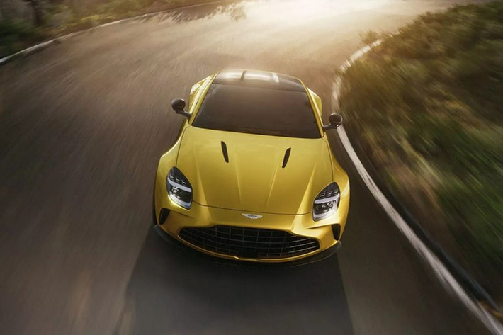 Hãng xe Anh quốc mô tả phiên bản mới này là “chiếc Aston Martin Vantage 2025 mới tập trung vào người lái nhất và nhanh nhất trong lịch sử 74 năm của mẫu xe nổi tiếng” và khi nhìn vào bảng thông số kỹ thuật thì đúng là như vậy.