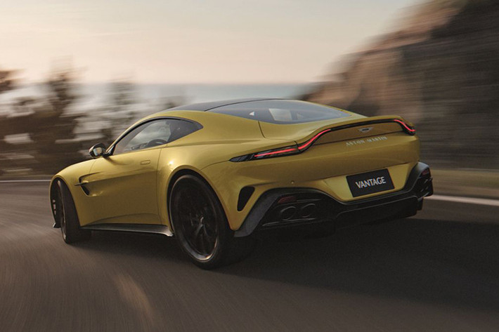Chiếc xe thể thao Aston Martin Vantage thế hệ mới này còn có cản sau rộng hơn, ống xả lớn hơn và ngoài các tùy chọn màu sơn tiêu chuẩn, bạn có thể đặt hàng với một trong ba màu sơn có sẵn.