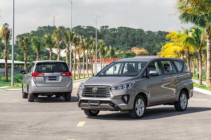 Mẫu xe thứ 3 của thương hiệu Toyota góp mặt trong top 10 này là Innova, sau Alphard và Corolla Altis. Trong tháng 9 vừa qua, mẫu MPV hạng trung Toyota Innova tại Việt Nam đạt doanh số 38 xe, giảm 17,3%.