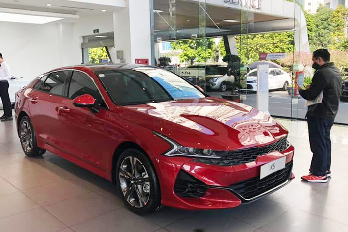 Tiếp theo là Kia K5 với doanh số chỉ đạt 20 xe, tăng 42,8%. Trong vài tháng trở lại đây, mẫu xe Hàn Quốc này liên tục góp mặt trong top 10 ô tô bán kém nhất thị trường và tháng 9/2024 cũng không phải ngoại lệ. Điều này một lần nữa cho thấy rõ sự thất thế của phân khúc sedan cỡ D tại thị trường Việt Nam.