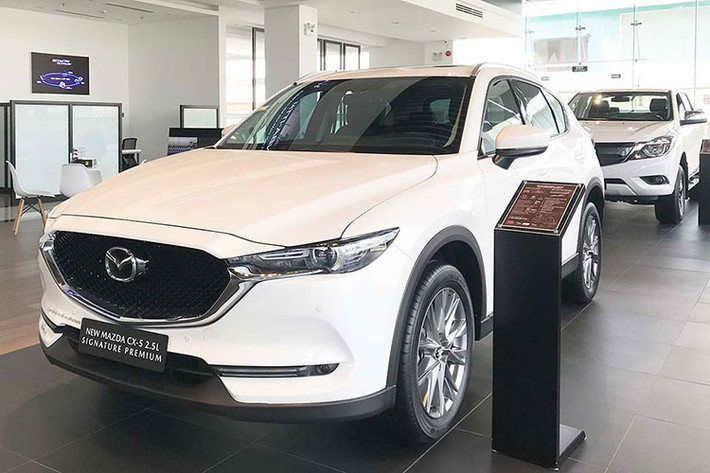Sau một thời gian vắng bóng, Mazda CX-5 bất ngờ quay trở lại vị trí thứ 6 trong Top 10 xe bán chạy nhất tháng với doanh số 1.017 xe bán ra trong tháng 2/2023, tăng hơn 600 xe so với tháng trước. Cộng dồn doanh số 2 tháng đầu năm 2023 mẫu xe này bán được 1.433 xe. Mazda CX-5 hiện có tới 7 phiên bản lắp ráp trong nước.