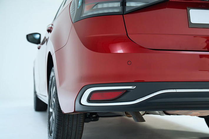 Được phát triển dựa trên cơ sở gầm bệ MQB-A0-IN giống "đàn anh" Volkswagen T-Cross, mẫu sedan cỡ B thương hiệu Đức này dài 4.561 mm, rộng 1.752 mm, cao 1.507 mm trong khi chiều dài cơ sở đạt 2.651 mm.