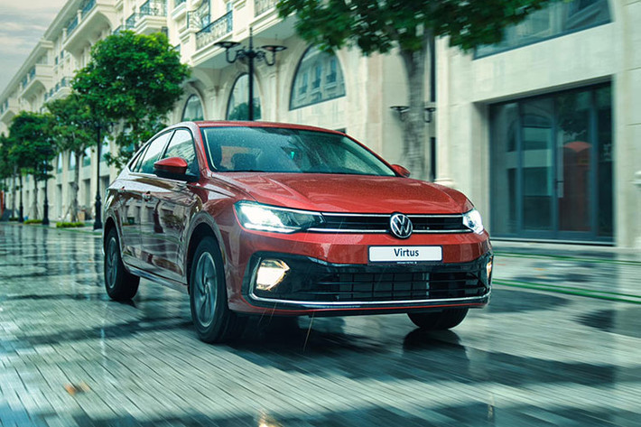 Về mặt trang bị, Volkswagen Virtus tại Việt Nam ghi điểm với đèn pha LED, tích hợp dải đèn LED định vị ban ngày, đèn sương mù trước, vành 16 inch, gương chiếu hậu gập điện, tích hợp đèn xi-nhan, đèn hậu LED, anten vây cá trên nóc và cửa sổ trời. Ở bản cao cấp, đèn pha của xe sẽ có thêm tính năng tự động bật/tắt và tính năng chờ dẫn đường.
