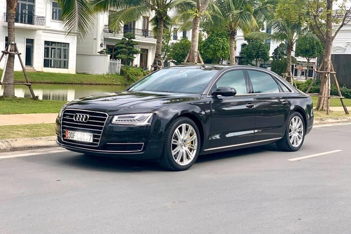Theo thông tin chủ nhân rao bán trên sàn xe cũ Hà Nội, chiếc xe sang Audi A8L đời 2014 này thuộc phiên bản 4.0 TFSI và đã lăn bánh được hơn 60.xxx km. Xe sở hữu ngoại thất màu Đen bóng đi cùng với nội thất mang tông màu Nâu lịch lãm. Đây được xem là sedan sang trọng bậc nhất của Audi, như serie 7 của BMW, LS của Lexus hay S-class đến từ Mercedes.