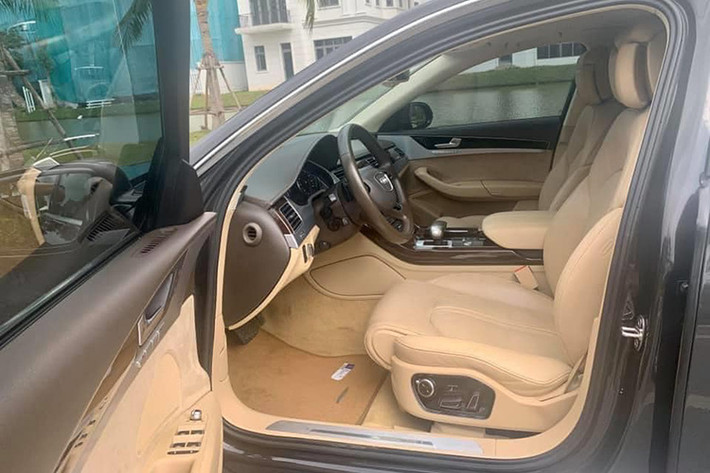 Điểm nổi bật nhất của A8L chính là kết cấu thân xe trọng lượng nhẹ và hệ thống khung gầm linh hoạt với công nghệ tiên tiến của Audi. Hệ dẫn động bốn bánh toàn thời gian Quattro là trang bị tiêu chuẩn, phiên bản A8L 4.0L TFSI Quattro có trọng lượng không tải chỉ 2.505kg. Con số ấn tượng đó chủ yếu nhờ vào phần khung xe ứng dụng công nghệ Audi Space Frame, được chế tạo hoàn toàn bằng hợp kim nhôm và chỉ nặng 241kg, thấp nhất so với các mẫu xe trong cùng phân khúc.
