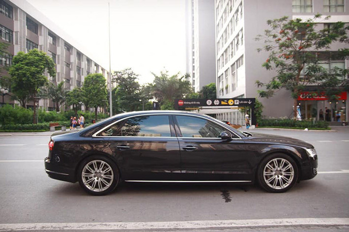 Audi A8L phiên bản 2014 sở hữu kết cấu thân xe trọng lượng nhẹ và hệ thống khung gầm linh hoạt với công nghệ tiên tiến của Audi thời điểm đó. Xe sở hữu kích thước tổng thể dài x rộng x cao tương ứng 5.265 x 2.111 x 1.471 (mm) chiều dài cơ sở của xe đạt 3.122 mm.