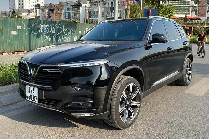 Giá xe VinFast Lux SA2.0 “hàng siêu lướt” này chỉ 1,5 tỷ đồng, tức thấp hơn nhiều so với mức giá hiện tại là 1,814 tỷ đồng của Lux SA2.0 phiên bản Cao cấp (trang bị nội thất da Nappa be hoặc nâu). Đáng chú ý là với mức giá "đập hộp" chính hãng, vẫn chưa bao gồm các chi phí như: trước bạ, đăng ký xe để lăn bánh trên đường,...