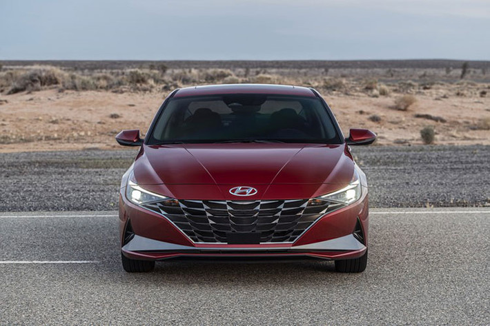 Phiên bản mới của Hyundai Elantra đã ra mắt từ cuối năm 2020 với diện mạo bắt mắt và đang được chờ TC Motor đưa về Việt Nam. Xe sở hữu các đường nét góc cạnh, mang hơi thở hiện đại. Điểm nhấn là phần mặt ca-lăng được tạo hình cầu kì và liền mạch với cụm đèn pha, tạo nên một mảng lớn ở phía trước xe.