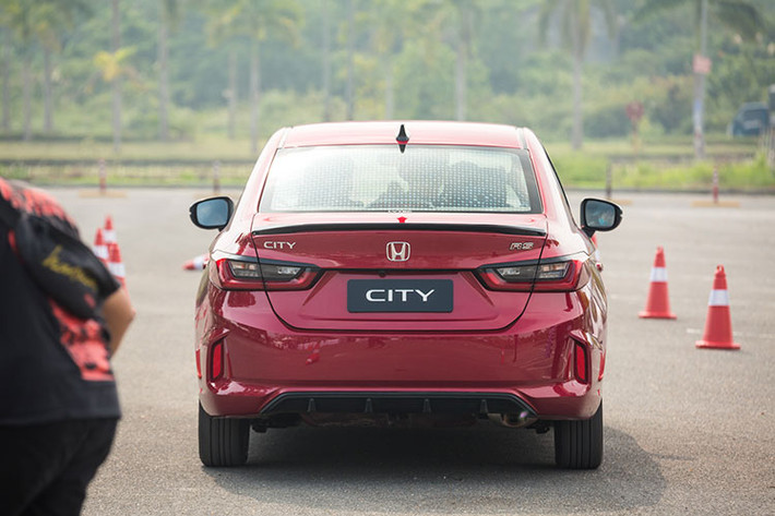 Có thể nói, Honda City thế hệ thứ 5 trông giống như là một phiên bản thu nhỏ của đàn anh Honda Accord. Ở phần đầu xe, City 2021 vẫn áp dụng ngôn ngữ thiết kế hình cánh chim độc đáo mà Honda đã thể hiện trên các dòng sản phẩm mới gần đây. Đáng chú ý, phiên bản City RS mới càng trở nên nổi bật hơn với cụm đèn trước Full LED hiện đại, đèn sương mù LED, bộ lưới tản nhiệt dạng tổ ong và thanh nan to bản được sơn đen cùng logo RS màu đỏ dập nổi đầy cá tính.