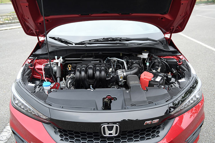 Với Honda City 2021 nhiều người kỳ vọng chiếc xe này khi được bán tại Việt Nam sẽ có tùy chọn động cơ I-3 1.0L Turbo như ở thị trường Thái Lan. Thế nhưng chiếc xe mới của Honda vẫn sử dụng động cơ hút khí nạp tự nhiên I-4 1.5L i-VTEC. Động cơ đã chuyển từ dạng SOHC sang DOHC, công suất được cải thiện thêm 1 mã lực, lên mức 119 mã lực, mô-men xoắn không đổi 145 Nm. Động cơ này tiếp tục kết hợp cùng hộp số tự động vô cấp CVT cũng đã được Honda tinh chỉnh lại.