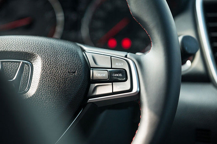 Vô-lăng của Honda City thế hệ mới được bê nguyên từ mẫu Accord sang. Các nút bấm tích hợp trên vô-lăng cũng được thiết kế mới hoàn toàn và được sắp xếp khoa học để tạo sự thuận tiện nhất có thể cho người lái. Bên cạnh đó, những trang bị vốn đã có trước đó như nút bấm khởi động, kiểm soát hành trình, hệ thống âm thanh 4-8 loa, gương chiếu hậu chỉnh điện gập điện, chìa khoá thông minh, cửa gió điều hòa cho hàng ghế sau,... cũng vẫn sẽ có mặt trên Honda City 2021 (L, RS).