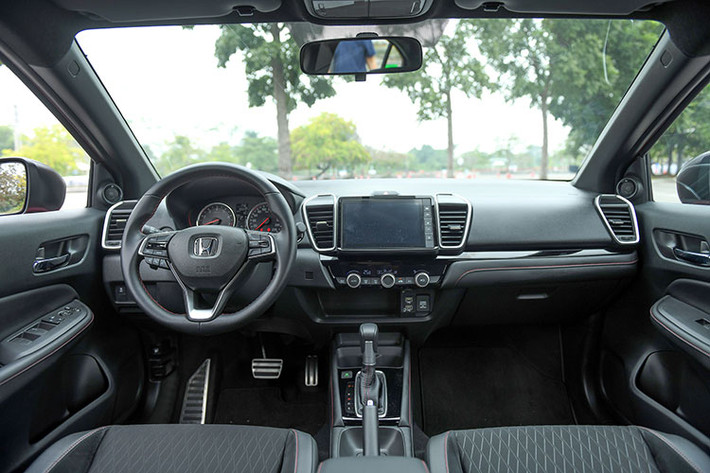 Là một mẫu xe thế hệ hoàn toàn mới, chính vì vậy nội thất của Honda City 2021 cũng đã được thiết kế mới toàn bộ, gọn gàng, hiện đại và thân thiện với người dùng so với người tiền nhiệm. Bảng điều khiển trung tâm được trang bị màn hình giải trí cỡ lớn, hệ thống điều hoà quay về với các núm xoay truyền thống mang lại sự tiện dụng tối đa cho người dùng.