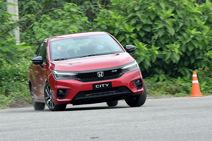 Thông số công suất của Honda City là tốt hơn so với các đối thủ cùng phân khúc trong khi cân nặng giữa 3 chiếc xe này chỉ chênh tầm 20, 30kg nên không khó hiểu khi Honda City là chiếc xe cho cảm giác tăng tốc tốt nhất. Phiên bản 2021 của City còn sử dụng động cơ có trục cam đôi (DOHC), là sự nâng cấp lớn đối với động cơ trục cam đơn (SOHC) của phiên bản trước đó. Tuy nhiên, nhược điểm về độ ồn và rung của động cơ mới của City, nhất là ở vòng tua cao, có vẻ như chưa được khắc phục triệt để.