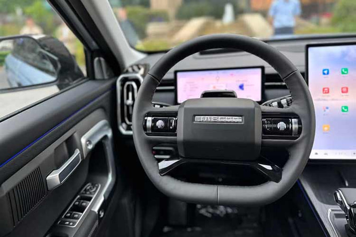 Bảng đồng hồ của Chery Jaecoo 7 nổi và giao diện màn hình điều khiển trung tâm có menu đơn giản và phân chia chức năng rõ ràng. Có hai khu vực sạc không dây cho điện thoại di động dưới bảng điều khiển trung tâm.
