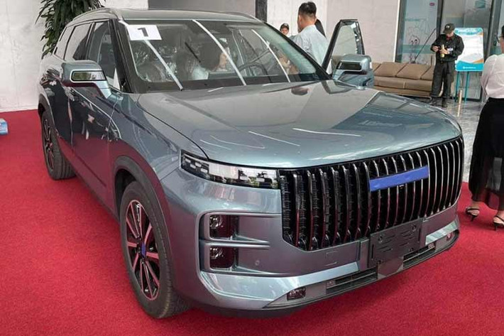 Chery Jaecoo 7 tại Việt Nam là một mẫu SUV "lỡ cỡ" giống Toyota Corolla Cross. Đây là phiên bản đổi tên của Chery Exploration 06, chiếc SUV rất thú vị với thiết kế ngoại thất hầm hố, nội thất ngập tràn công nghệ và quan trọng, xe có bản PHEV với mức "ăn xăng" chỉ 1 lít/100 km.